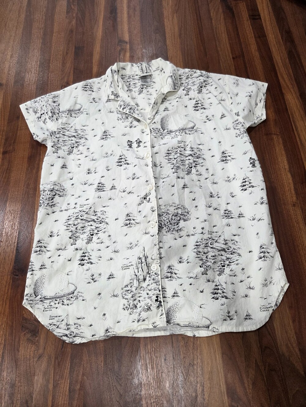 Walt Disney World Vintage Sleep Shirt   White with Black Scenic Toile Print XL